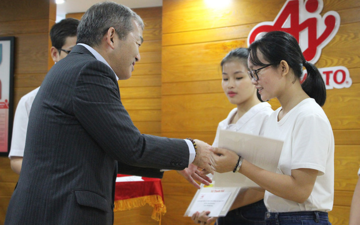 Tân thủ khoa nhận học bổng từ Ajinomoto Việt Nam