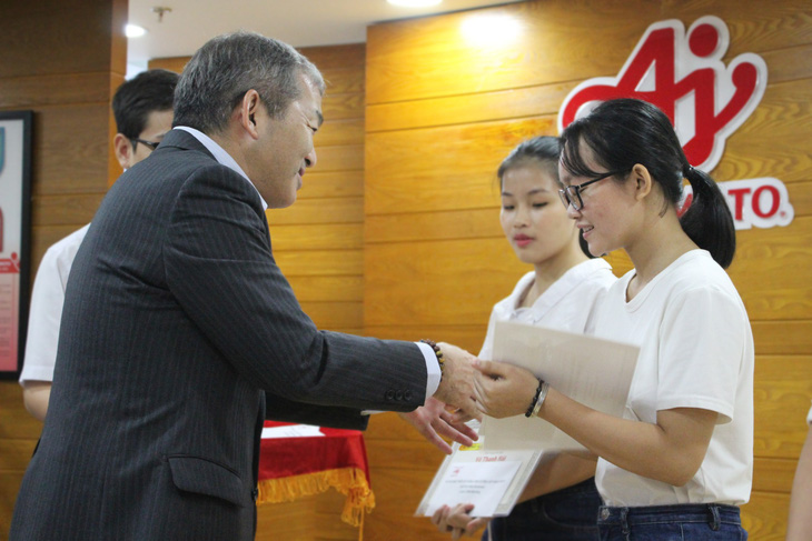 Tân thủ khoa nhận học bổng từ Ajinomoto Việt Nam - Ảnh 2.