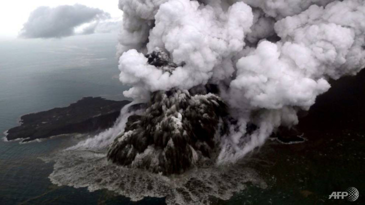 Núi lửa ở Indonesia lùn xuống sau khi gây sóng thần hơn 400 người chết - Ảnh 1.