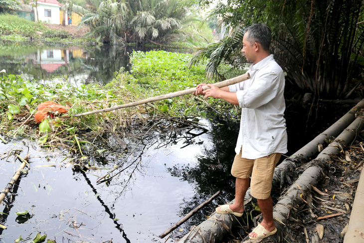 Nước thải chưa xử lý từ KCN Lê Minh Xuân xả thẳng ra kênh nhiều năm  - Ảnh 1.