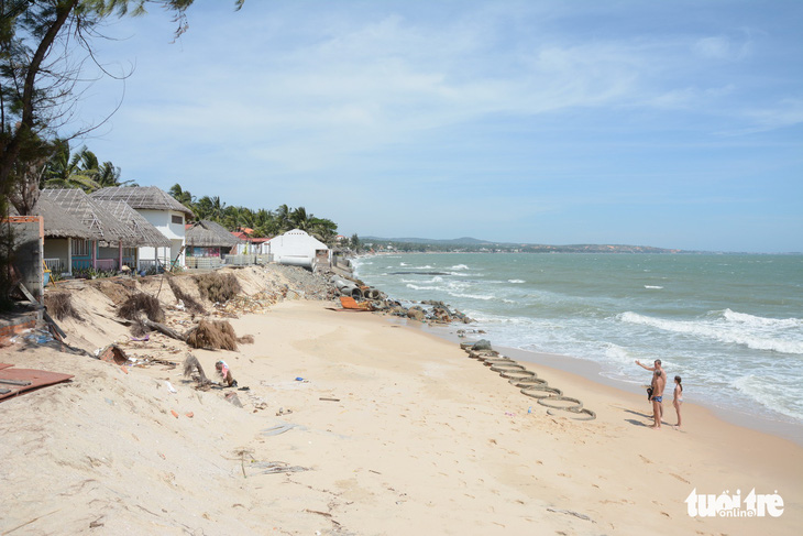 Bình Thuận đề xuất gần 800 tỉ đồng khắc phục sạt lở bờ biển - Ảnh 1.