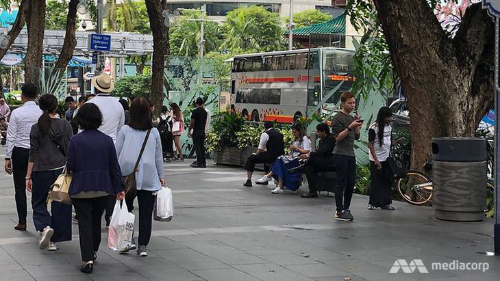 Từ 1-1-2019, phải hút thuốc đúng chỗ trên đường Orchard ở Singapore - Ảnh 1.