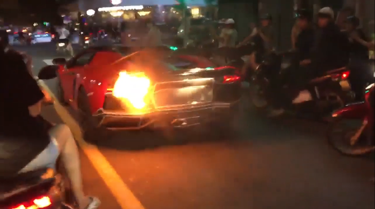 Siêu xe Lamborghini phát cháy khi đi bão tại Đà Nẵng - Ảnh 2.