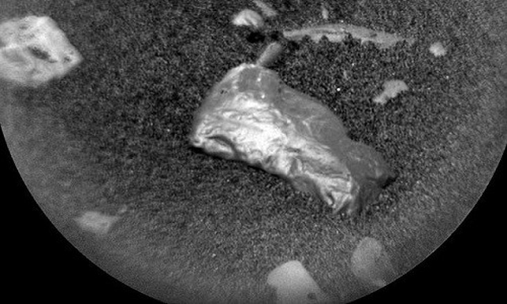 Phát hiện vật thể sáng bóng bí ẩn trên sao Hỏa - Ảnh 1.