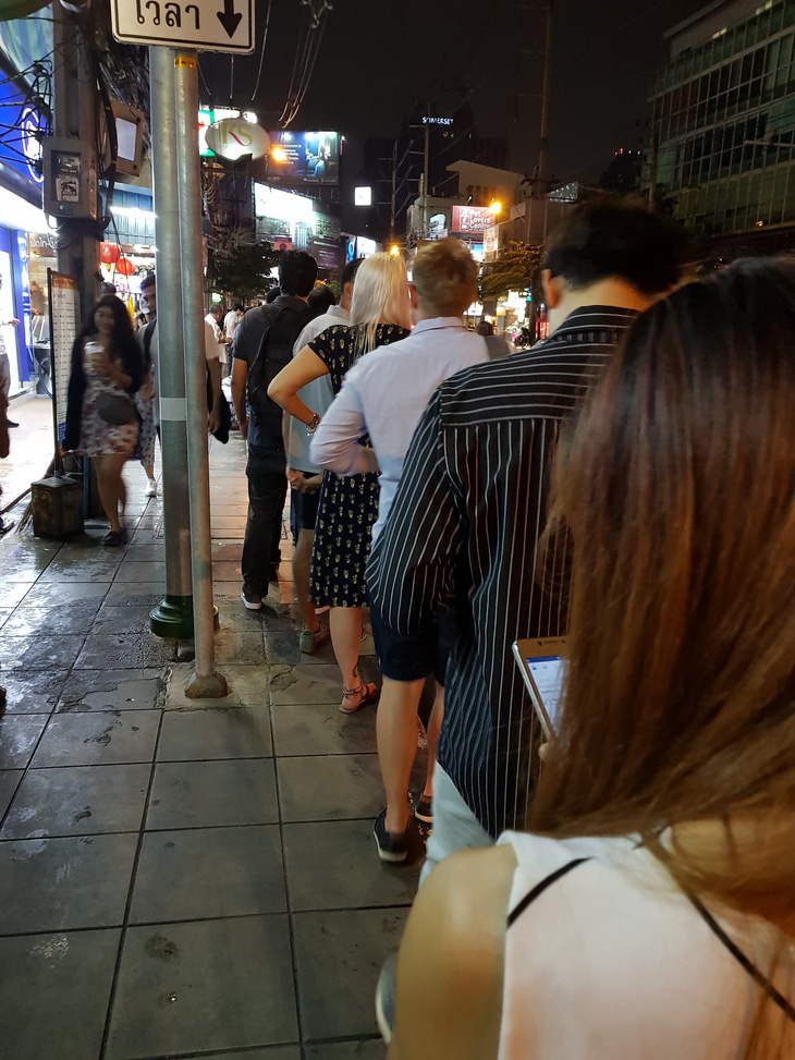 Học người Bangkok xếp hàng chờ xe ôm - Ảnh 2.