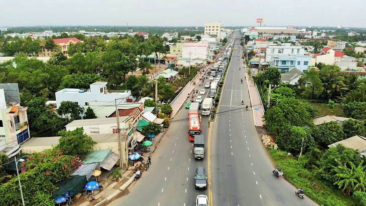 Hàng ngàn xe rồng rắn chờ qua cầu Rạch Miễu về Miền Tây - Ảnh 5.