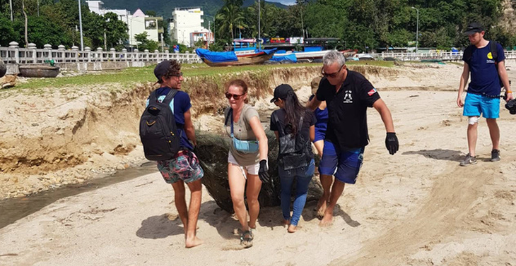 Bãi biển sạch - món quà năm mới cho Nha Trang - Ảnh 4.