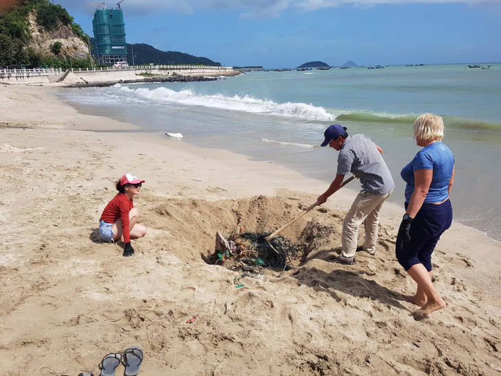 Bãi biển sạch - món quà năm mới cho Nha Trang - Ảnh 3.