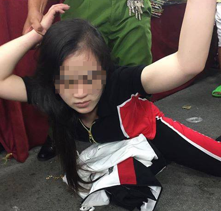 Thiếu nữ 20 tuổi giật 6 dây chuyền tại hội chợ - Ảnh 2.