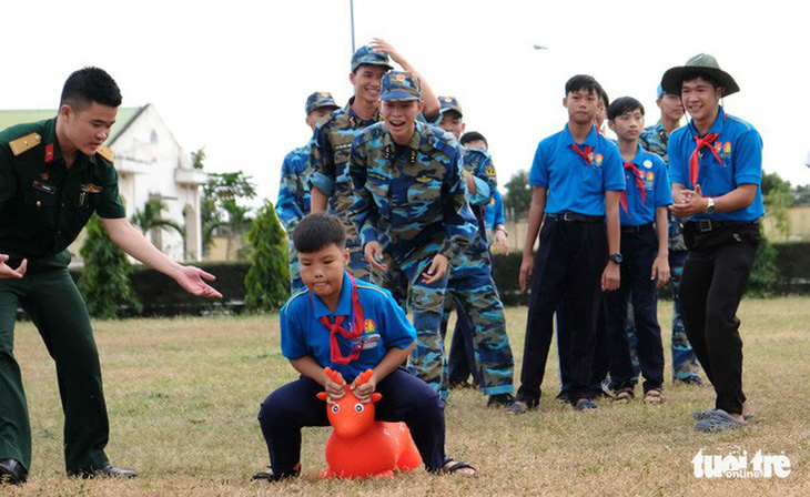 Chiến sĩ trẻ tranh tài với các bé thiếu nhi - Ảnh 4.