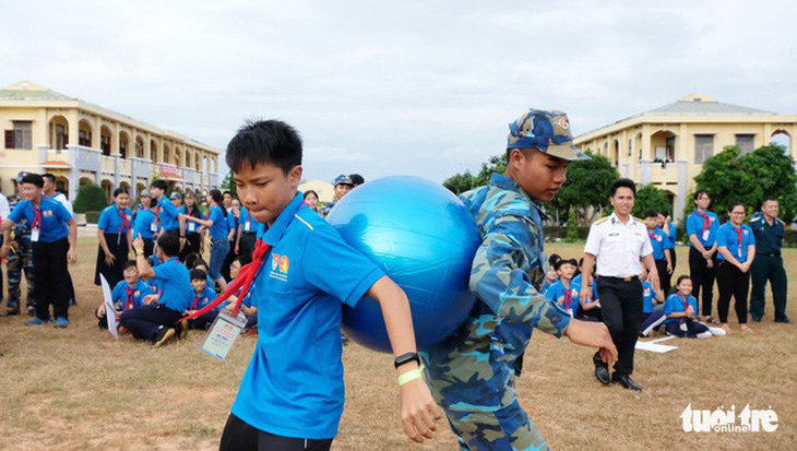 Chiến sĩ trẻ tranh tài với các bé thiếu nhi - Ảnh 8.