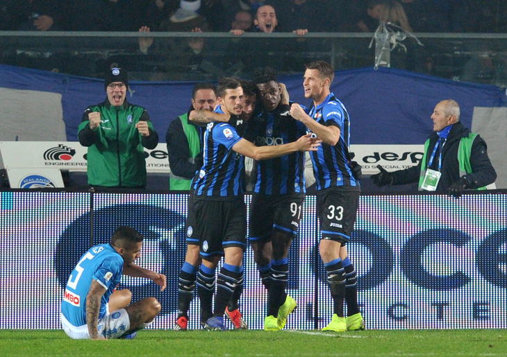 Đá bại Atalanta, Napoli lên nhì bảng - Ảnh 1.