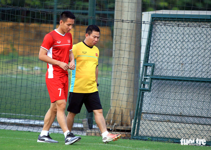 Hùng Dũng chấn thương, ông Park lo lắng - Ảnh 1.