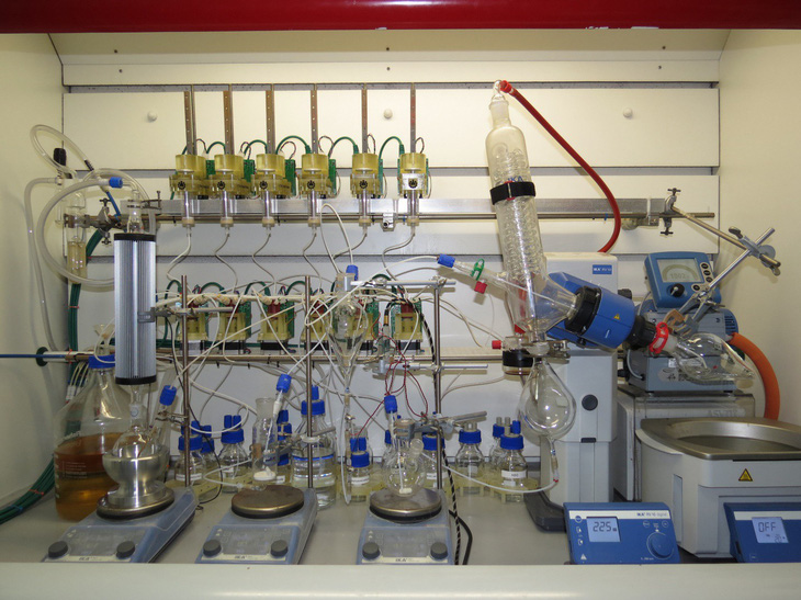 Hệ thống “chemputer” mới có thể cách mạng hóa sản xuất thuốc - Ảnh 1.