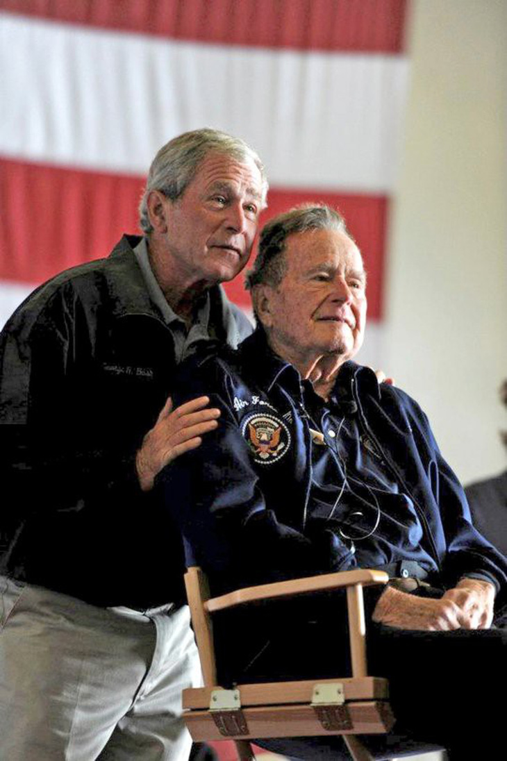 Ông Bush ‘con’ tiễn biệt cha bằng bức họa chân dung - Ảnh 3.