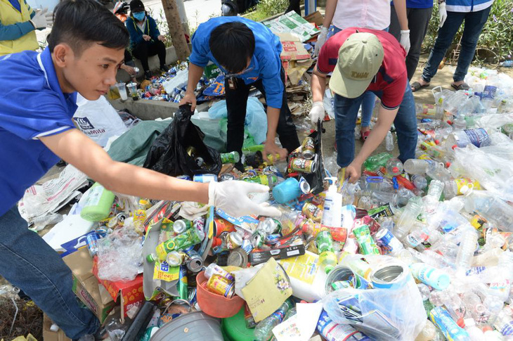 TP.HCM: chất vấn phân loại rác tại nguồn và trợ giá xe buýt - Ảnh 2.