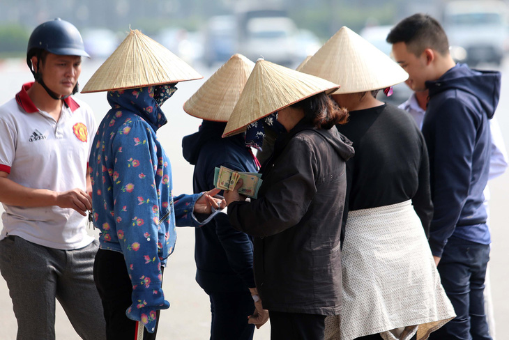 Một nhân viên bảo vệ VFF bị bắt khi đang bán vé trận VN- Philippines - Ảnh 1.