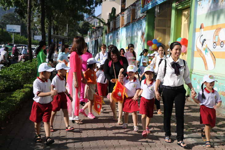 Học sinh Sài Gòn cười tít mắt khi đi xuồng trong... trường học - Ảnh 6.