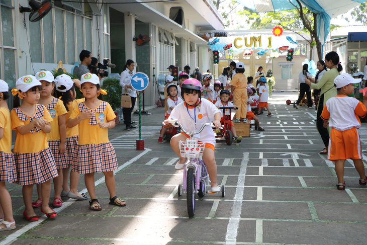 Học sinh Sài Gòn cười tít mắt khi đi xuồng trong... trường học - Ảnh 4.