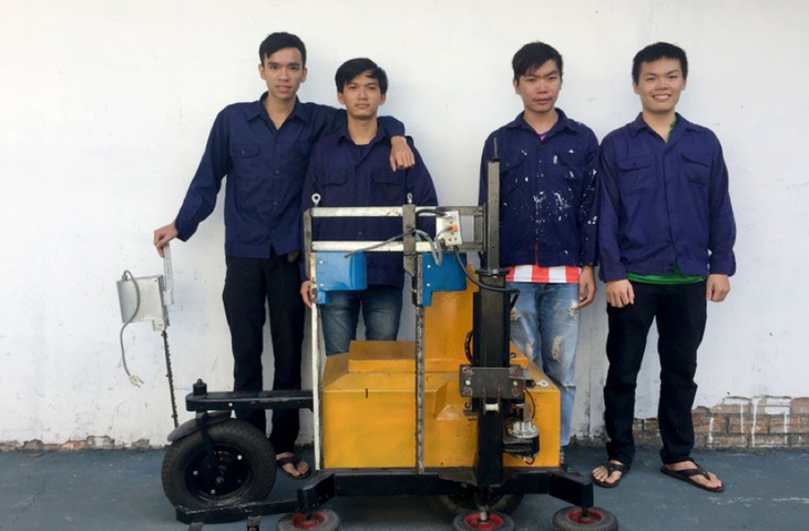 Robot cắt tỉa viền cây cảnh made by sinh viên - Ảnh 2.