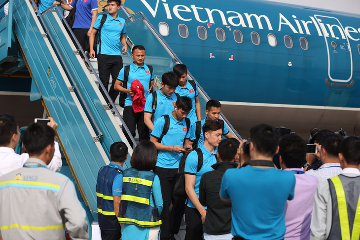 Phục vụ trận chung kết AFF Cup, Vietnam Airlines tăng 14 chuyến bay từ TP.HCM đến Hà Nội - Ảnh 1.