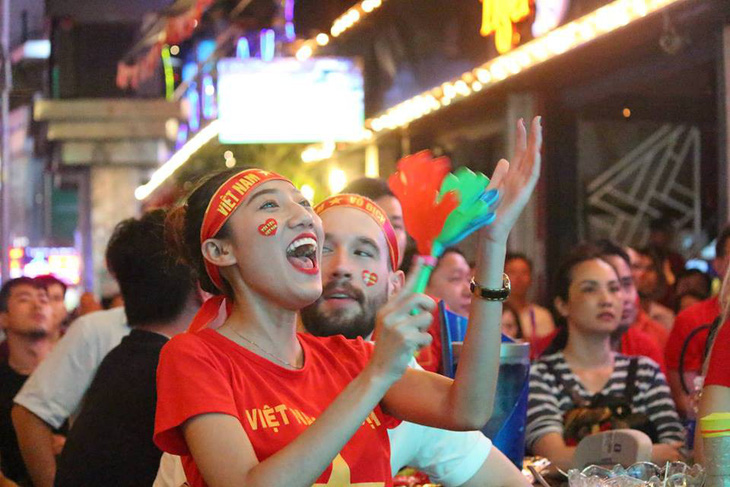 Người Việt cả nước đang ngây ngất chung niềm vui chiến thắng - Ảnh 13.