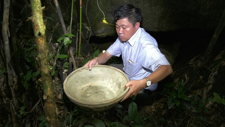 Phát hiện hang động ở Thanh Hóa có đồ sứ nghi là cổ vật - Ảnh 1.