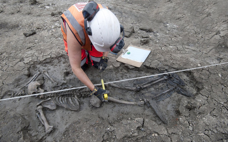 Phát hiện bộ xương người 500 năm tuổi dưới cống nước ở Anh