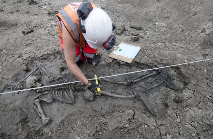 Phát hiện bộ xương người 500 năm tuổi dưới cống nước ở Anh - Ảnh 1.