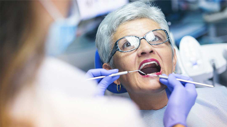 Chăm sóc sức khỏe răng miệng cho người cao tuổi - Ảnh 1.