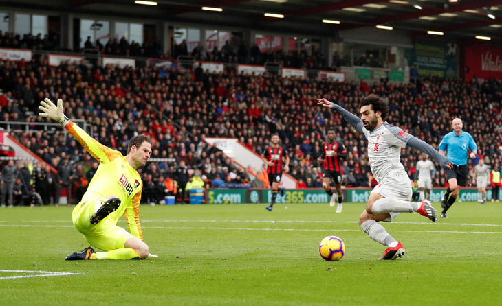 Salah lập hat-trick, Liverpool tạm chiếm ngôi đầu bảng - Ảnh 2.