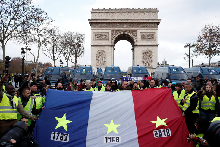 Áo vàng kéo tới Champs-Elysées, xe bọc thép tiến về Khải hoàn môn - Ảnh 3.