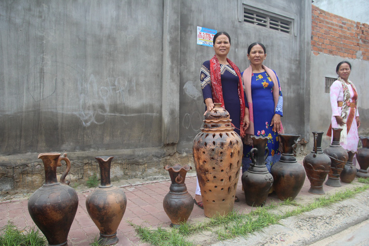 Đồng bào Chăm làm gốm, trưng bày dọc Đường gốm Bàu Trúc - Ảnh 2.