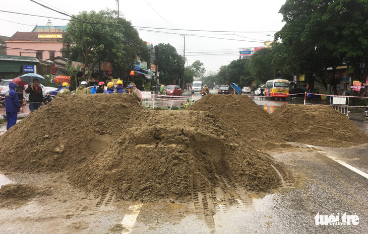 Vá ‘hố tử thần’ trên đường phố Vinh sau mưa lớn - Ảnh 4.