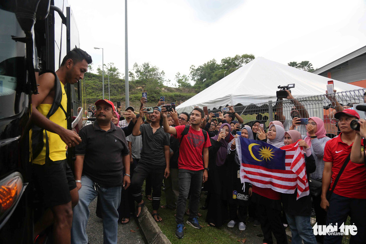 Đi tập xa, tuyển Malaysia vẫn được cổ động viên săn đón - Ảnh 1.