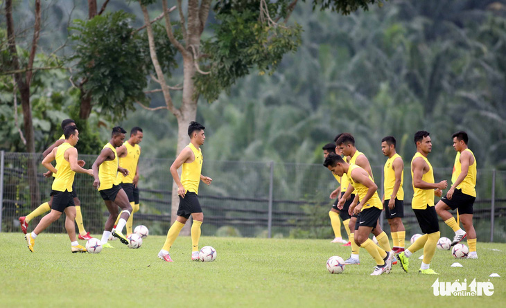 Đi tập xa, tuyển Malaysia vẫn được cổ động viên săn đón - Ảnh 8.