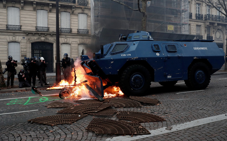 Lại biểu tình lớn ở Paris, bắt giữ hơn 700 người - Ảnh 1.