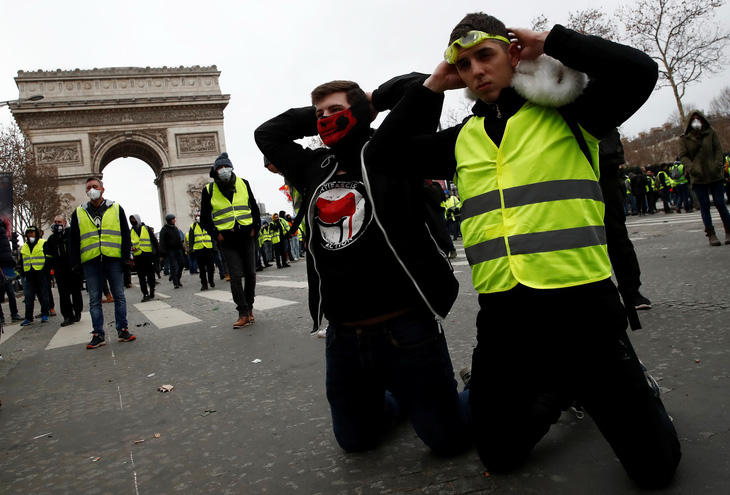 Lại biểu tình lớn ở Paris, bắt giữ hơn 700 người - Ảnh 2.
