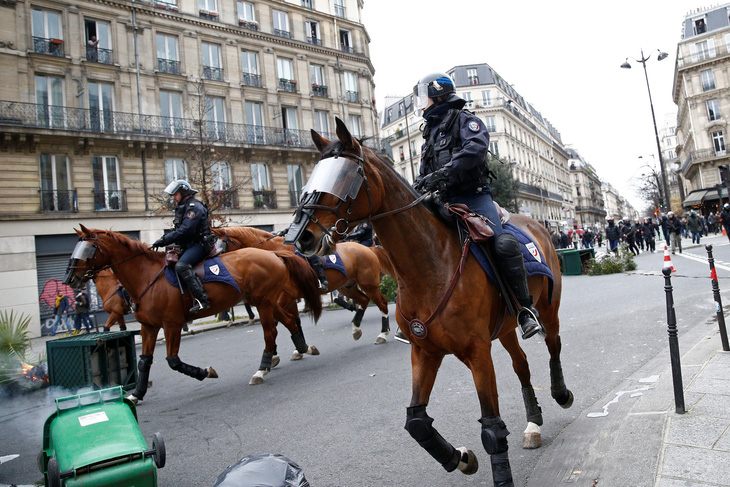 Lại biểu tình lớn ở Paris, bắt giữ hơn 700 người - Ảnh 3.