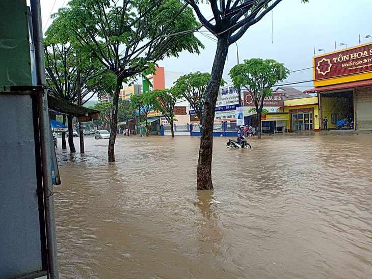 Mưa lớn suốt 2 ngày, nhiều nơi ở Quảng Nam, Bình Định ngập sâu - Ảnh 4.