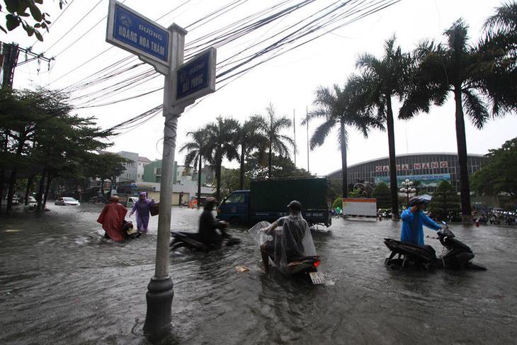 Sau một đêm mưa lớn, Đà Nẵng ngập nặng - Ảnh 11.