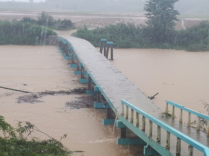 Mưa lớn suốt 2 ngày, nhiều nơi ở Quảng Nam, Bình Định ngập sâu - Ảnh 6.