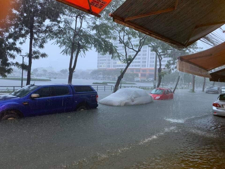 Ôtô đuối nước la liệt tại Đà Nẵng sau đêm mưa - Ảnh 7.