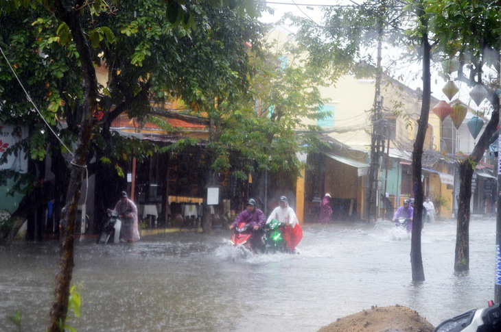 Mưa lớn suốt 2 ngày, nhiều nơi ở Quảng Nam, Bình Định ngập sâu - Ảnh 2.