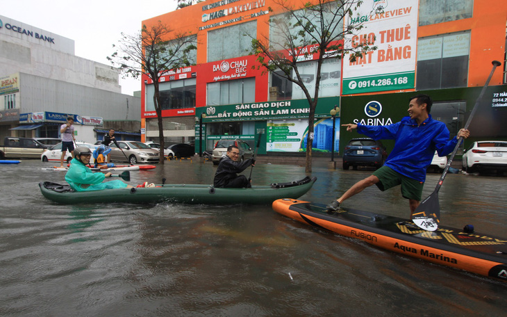 Bi hài cảnh giới trẻ đua thuyền kayak trên phố Đà Nẵng