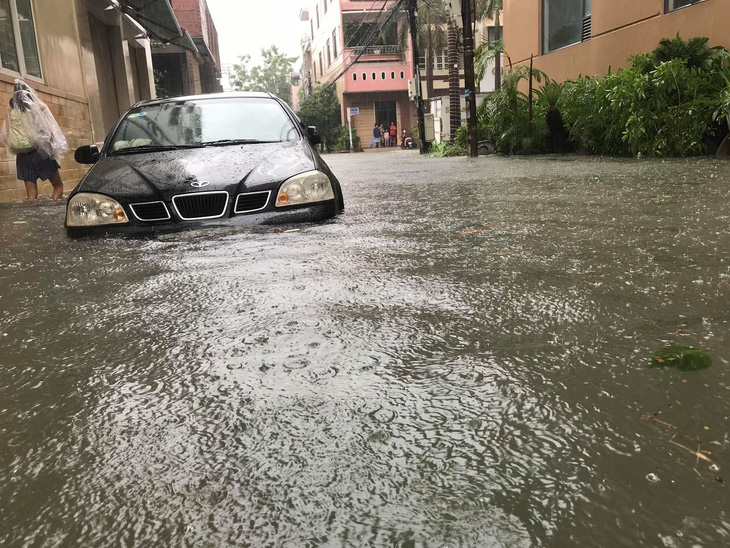 Ôtô đuối nước la liệt tại Đà Nẵng sau đêm mưa - Ảnh 4.