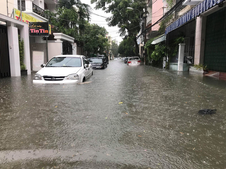 Ôtô đuối nước la liệt tại Đà Nẵng sau đêm mưa - Ảnh 1.
