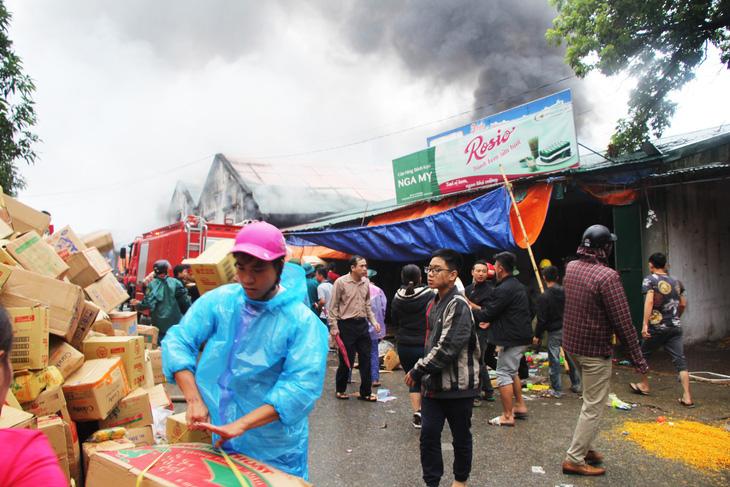 Cháy lớn kho hàng ở gần chợ Vinh, tiểu thương lao vào cứu hàng - Ảnh 5.