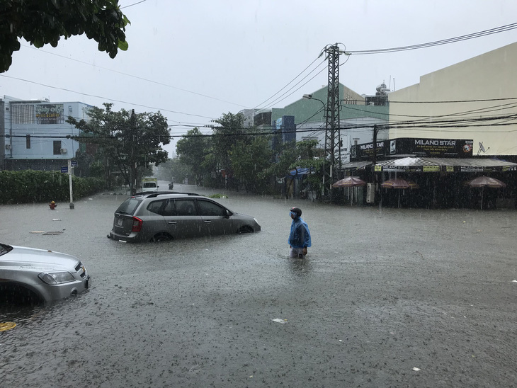 Ngày mai, 2 trường học ở Đà Nẵng nghỉ học vì ngập nặng - Ảnh 1.