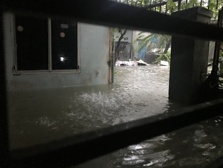 Sau một đêm mưa lớn, Đà Nẵng ngập nặng - Ảnh 7.